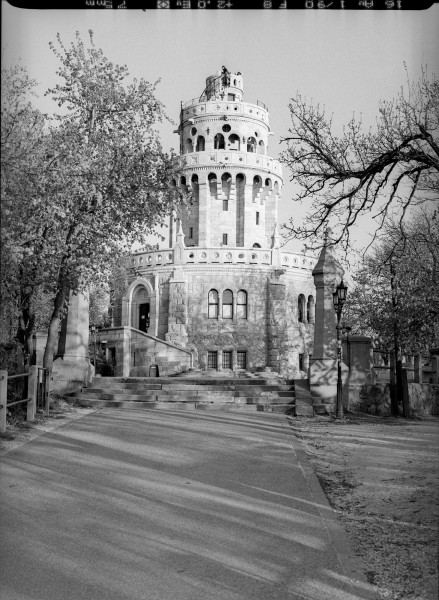 Film 120 Kodak TMY400 bw<br />Camera Pentax 645N<br />Lens SMC Pentax-FA 645 1:2,8 75mm<br />Filter: PO0 (Yellow Green)<br />Exposure Compensation +2EV<br />Film scanner Nikon Coolscan LS-8000