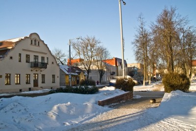 Слева Дом ремесленика(Дом на рынке)памятник архитектуры 1721г.Детская библиотека сейчас.