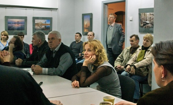 В центре,- Людмила Сиденко