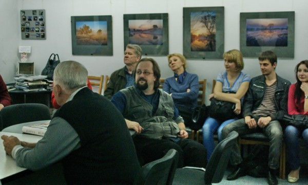 В центре,- Максим Вейзе