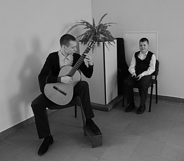 Ученики музыкальной школы №7 <br />ЧЕТИН Никита (14 лет) и КИТОВ Артем (11 лет)