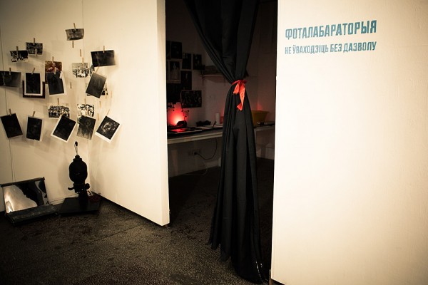 фотолаборатория, действующая, на выставке.