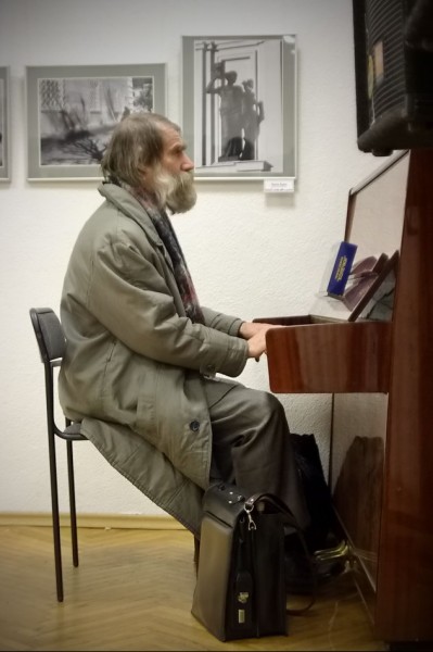 Николай играл, значит выставка удалАсь и драйв был!)