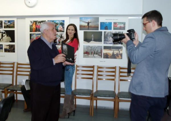 Алексей Тудаков записывает видео с рассказом Евгения Козюли о передаваемом альбоме НФК «МiНСК».