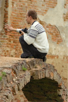 Ему говорили - сделай шаг назад - в кадр не влазишь! Не повелся.