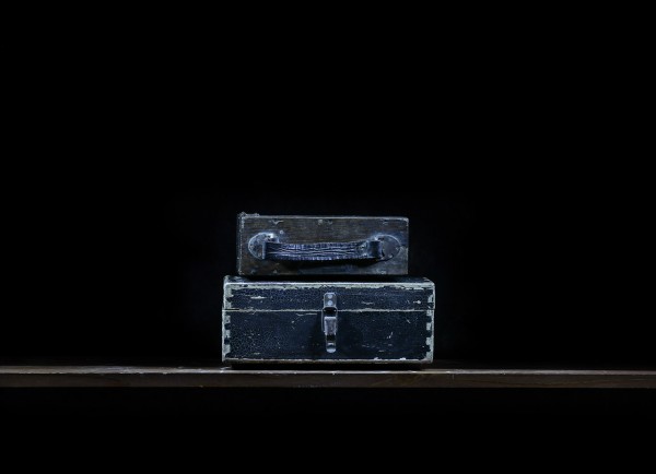 1. Два деревянных ящика с инструментом. 2014год. Пигментная печать. 62х45см<br />"Я не большой мастак делать что-то своими руками, но в первой нашей двухкомнатной квартире в одной из комнат не было электричества, и я, одолжив у тестя инструменты, провел его. <br />Сам. <br />Чем очень гордился.<br />Тесть сказал, чтобы инструменты оставил себе." <br />(память о родителях)