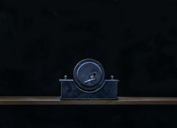 2. Часы. 2014год. Пигментная печать. 62х45см<br />"Они уже давно не идут.<br />Их подарили на выпускном моей маме. Она была учительницей в вечерней школе. Ученики были взрослые люди и могли себе позволить такой дорогой, по тем временам,  подарок. <br />Когда ее не стало, я взял часы себе. <br />Вначале они шли хорошо, и достаточно долго, а затем вдруг остановились. <br />Я не стал их ремонтировать."<br />(время, прожитое в радости и печали)