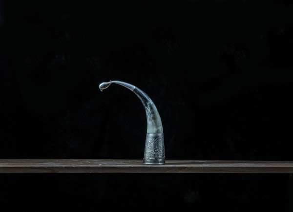 5. Рог для вина. 2014год. Пигментная печать. 62х45см<br />"Купил его еще холостяком в студенческие годы в Сухуми, куда поехал на впервые заработанные в стройотряде деньги. <br />Когда женился, то рог часто становился центром застолья. С него оно начиналось.<br />Однажды решили изменить традиции и не поставили на стол рог.<br />Кто-то из гостей удивленно воскликнул:<br />-А где рог изобилия?...<br />Сейчас в нем трещина, и вина не налить.<br />Пить я бросил лет восемнадцать тому назад."<br />(забота о благополучии и изобилии)