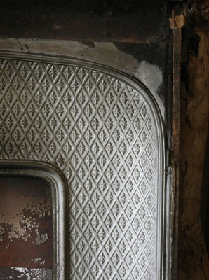 Оставшееся внутреннее обрамление камина (чугун, 19 век)- пока не унесли еще...