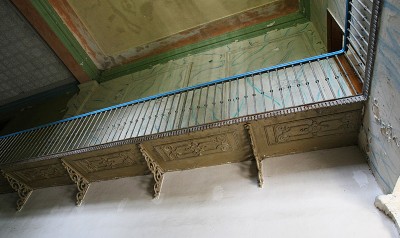 Оригинальный (настоящий!) оставшийся балкончик...