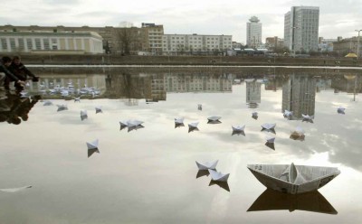Молодежь запускает кораблики в солидарность с политзаключенными.