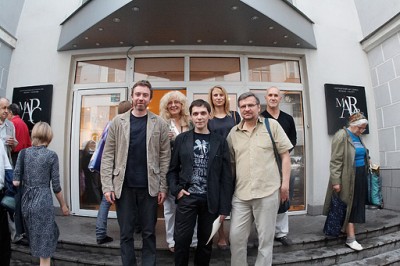 В.Брусинский, куратор О. Арнаутов, С. Кожемякин. На втором плане наши гости Г.Москалева, Н. Янковская, В.Шахлевич у входа в галерею Марс